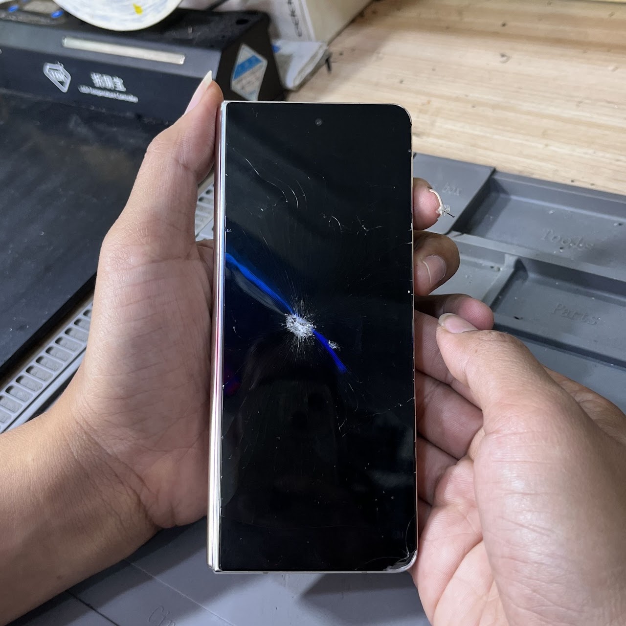 Kondisi layar HP retak sebelum proses ganti kaca LCD