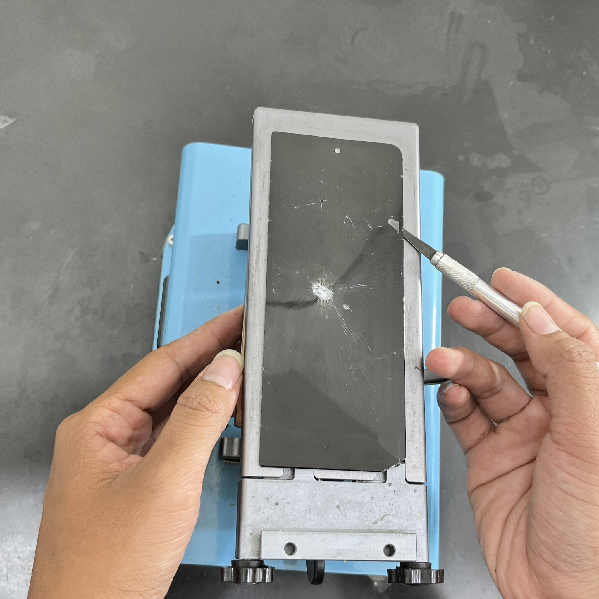 Proses pemisahan kaca retak dari panel LCD HP