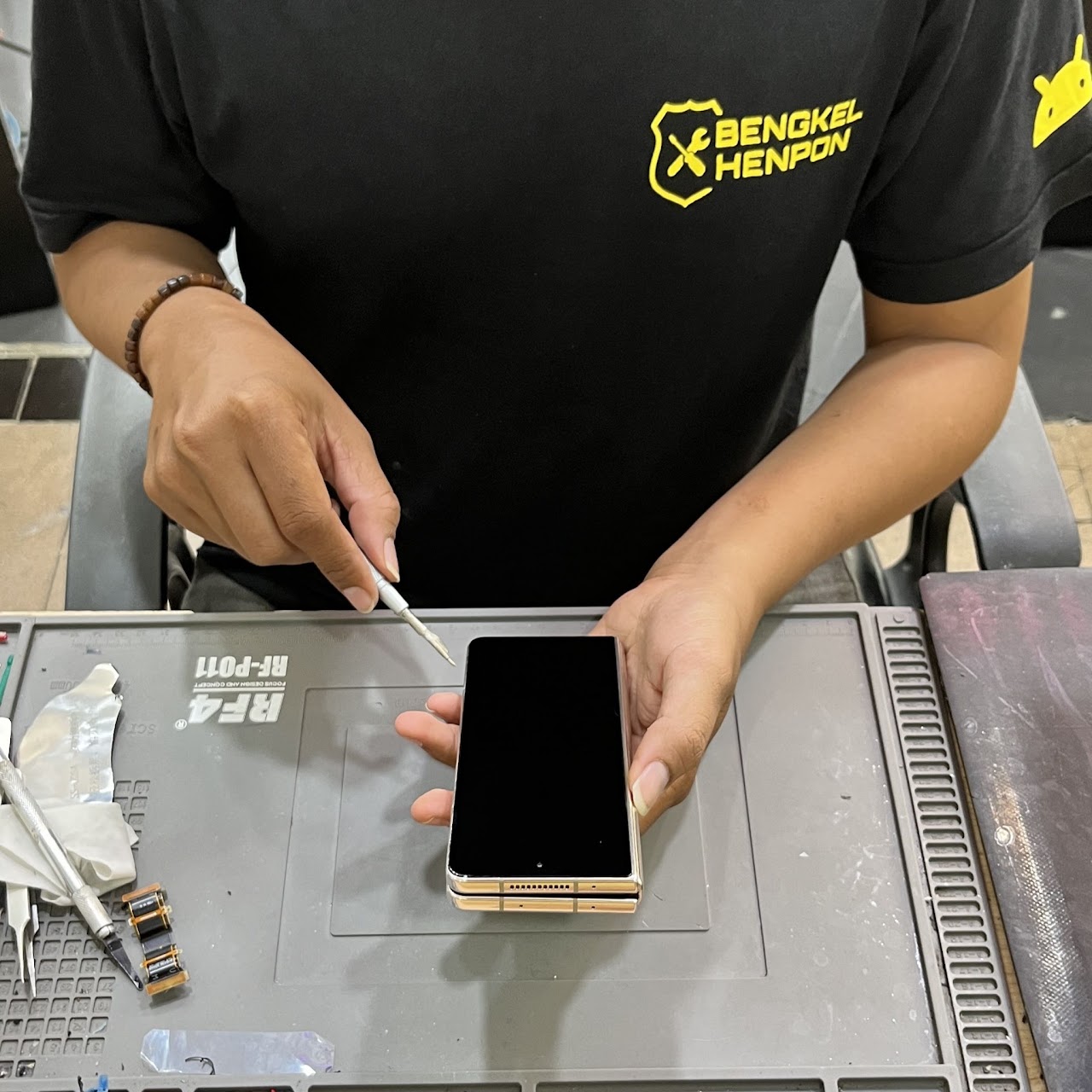Proses perakitan layar HP setelah penggantian kaca