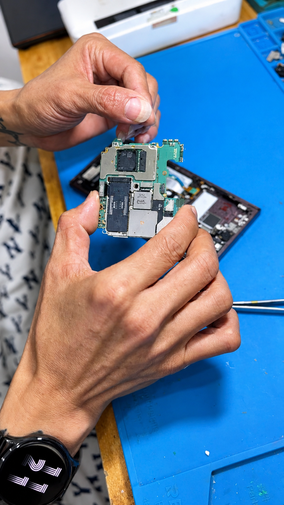 Pembongkaran HP untuk mengakses dan memeriksa mainboard