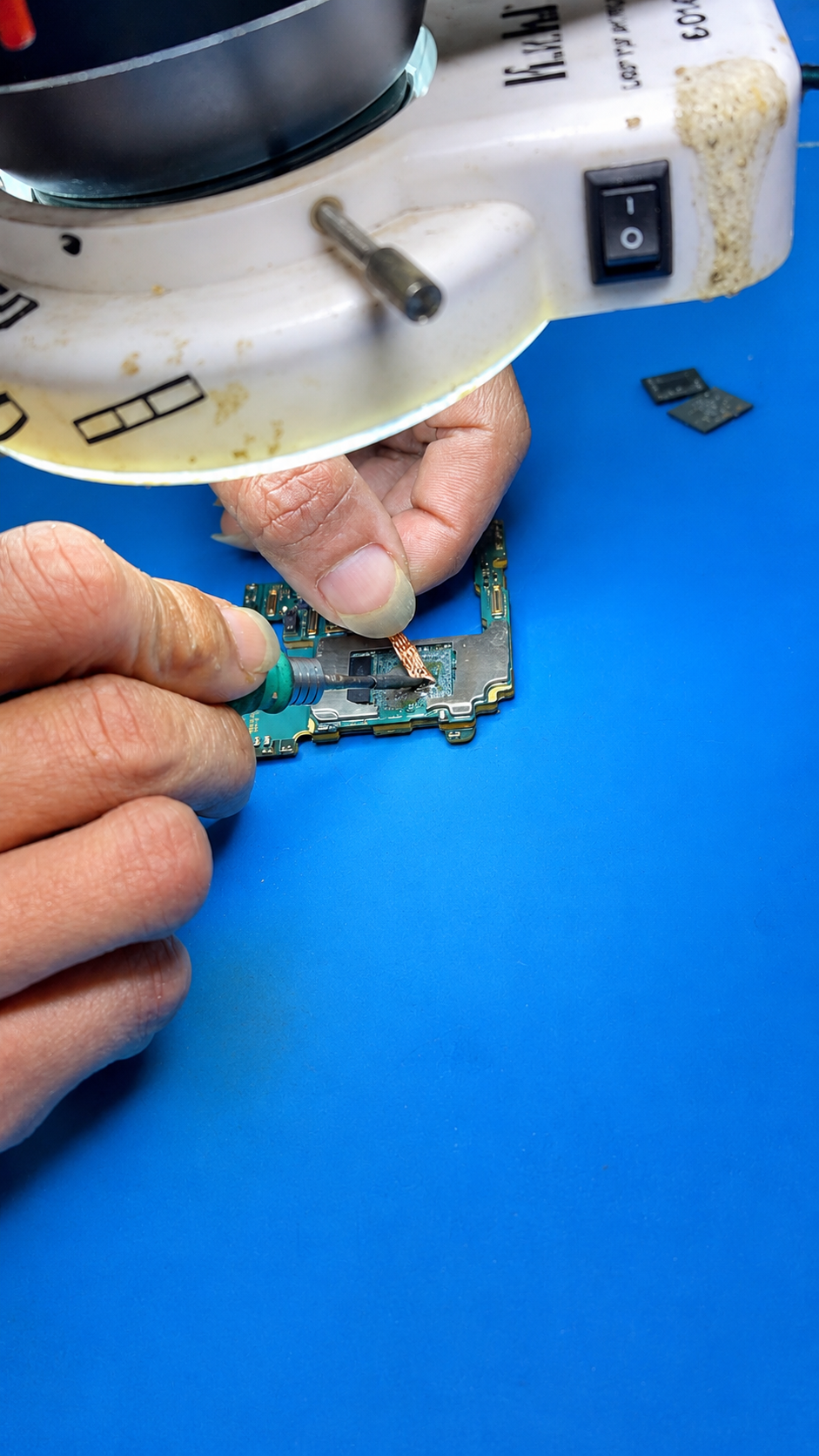 Pengerjaan komponen mainboard HP secara presisi