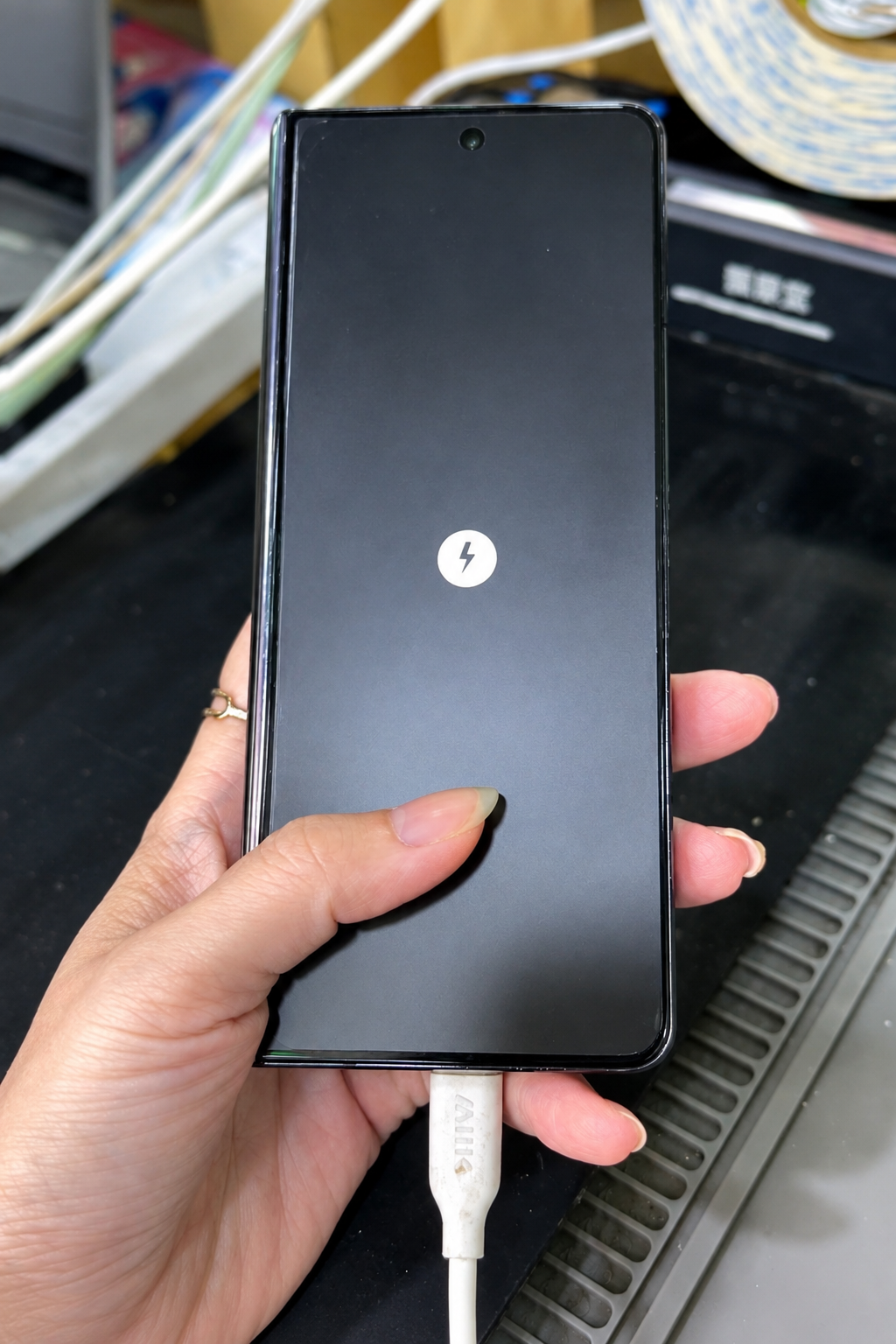 Pemeriksaan Samsung Z Fold yang stuck charging pada cover screen