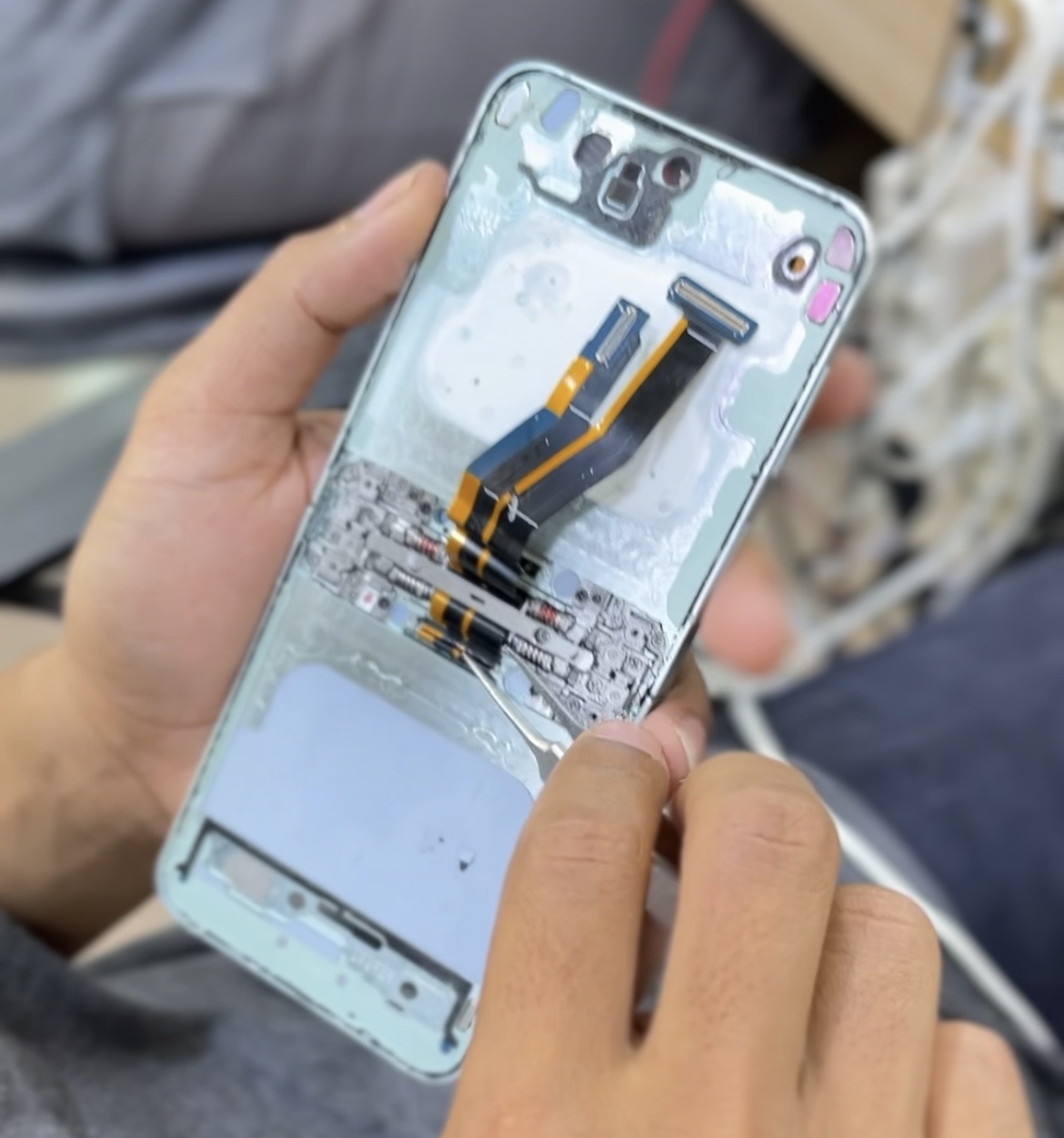 Detail area hinge dan flexible Samsung Z Flip 6 saat proses repair