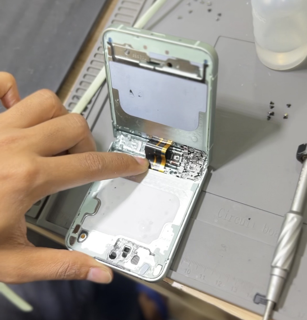 Proses pembongkaran dan pemeriksaan flexible Samsung Z Flip 6 di Bengkel Henpon