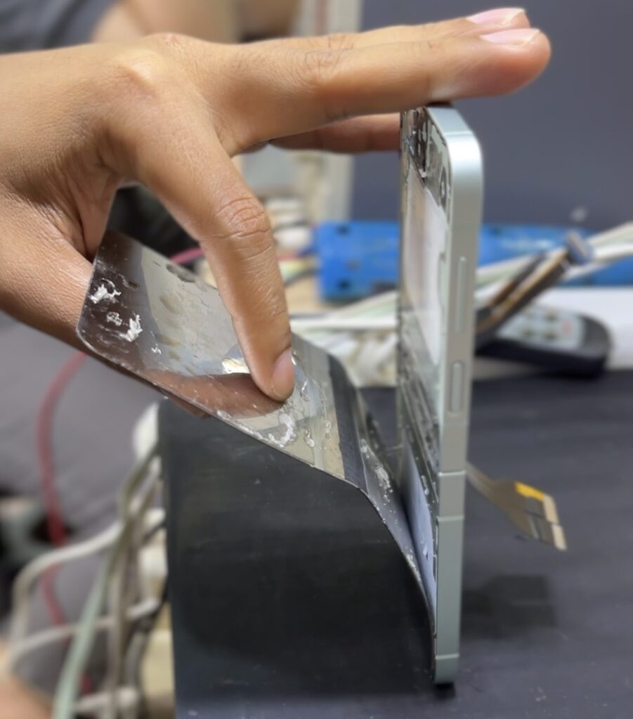 Kondisi awal Samsung Z Flip 6 dengan gejala mati saat dilipat di Bengkel Henpon
