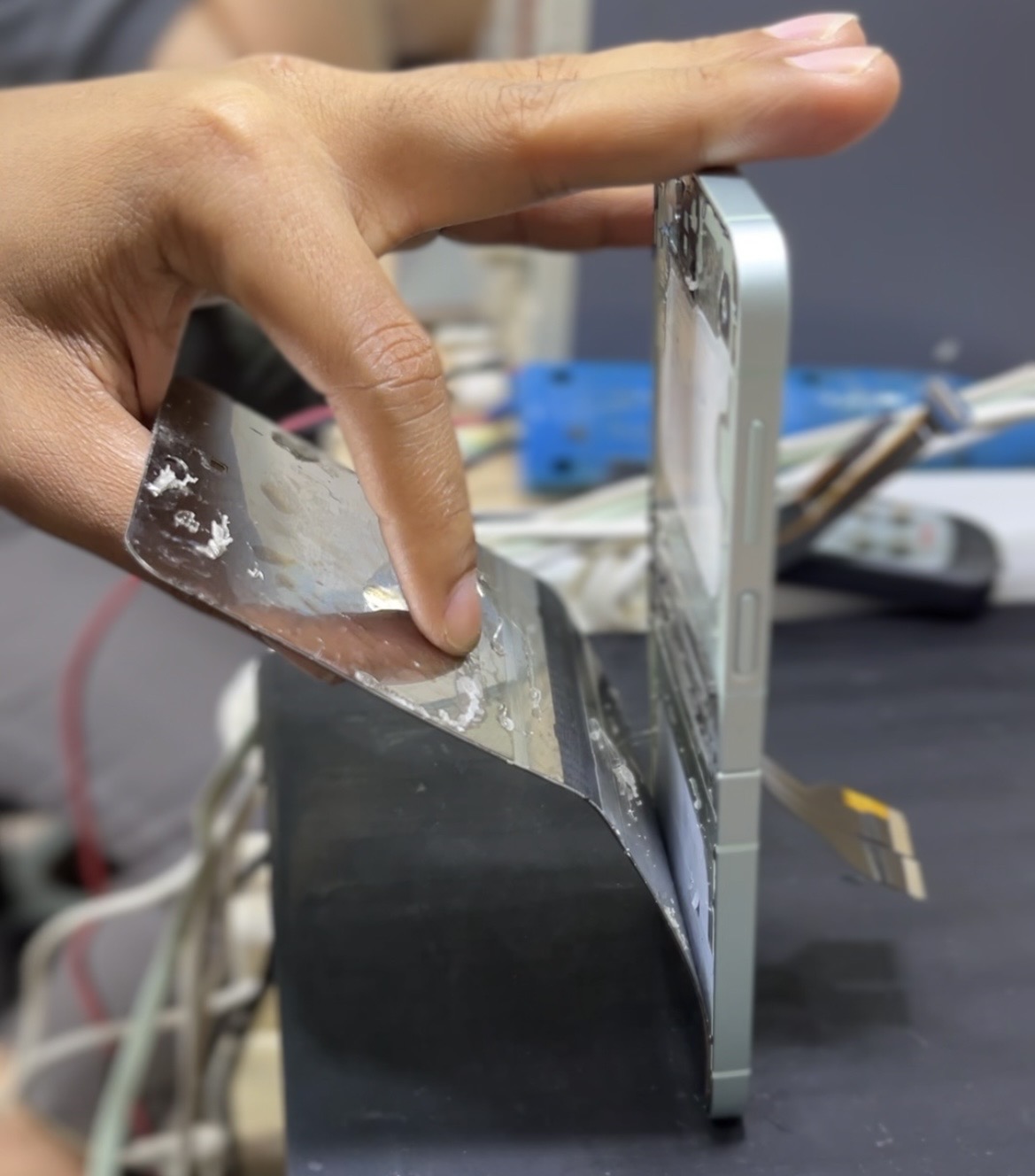 Kondisi awal Samsung Z Flip 6 dengan gejala mati saat dilipat di Bengkel Henpon