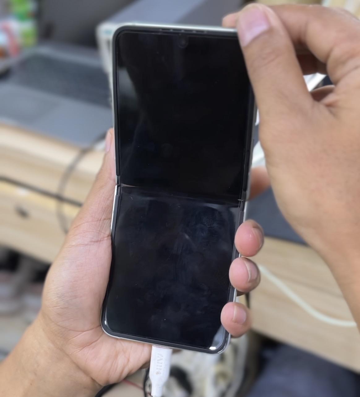 QC Samsung Z Flip 6 setelah repair flexible dan pengujian fungsi lipatan