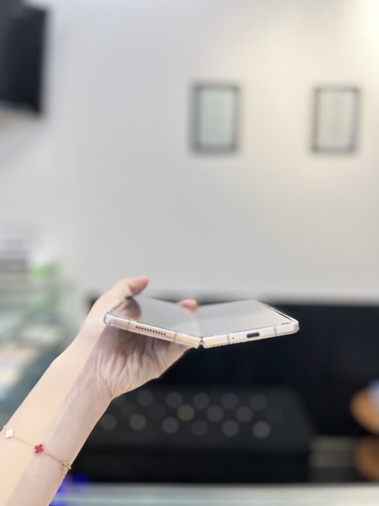 Samsung Z Fold 4 dengan engsel tidak bisa buka penuh sebelum perbaikan di Bengkel Henpon