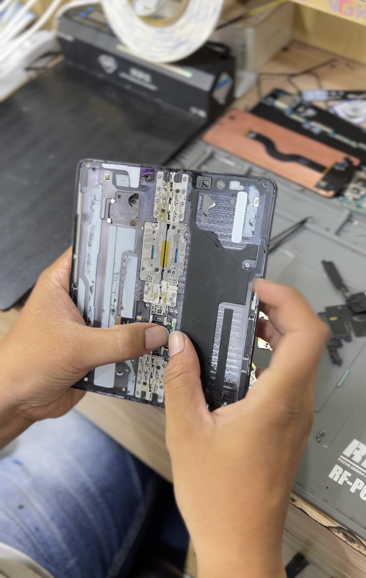 Pemeriksaan area engsel dan flexible Samsung Z Fold 4 di Bengkel Henpon
