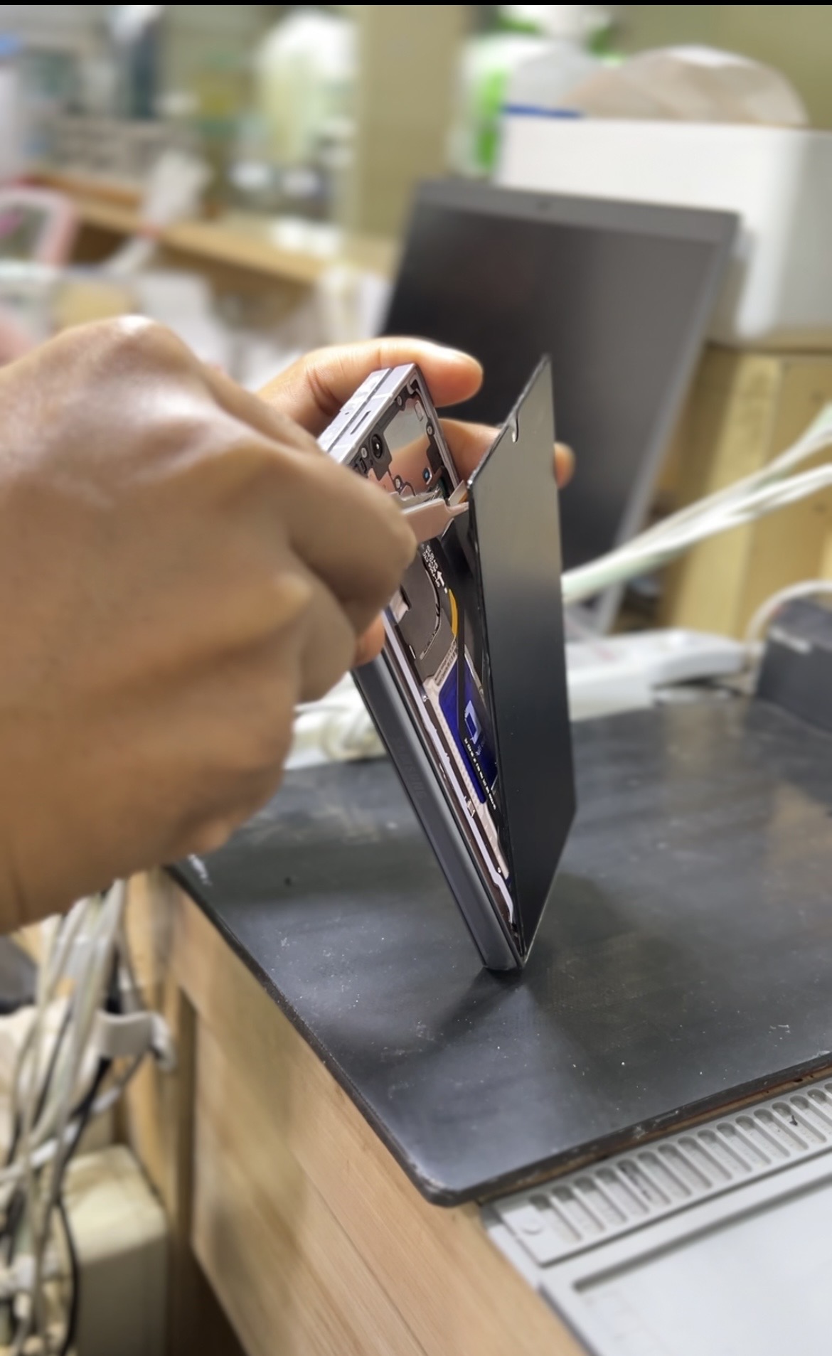 Proses pembongkaran Samsung Z Fold 4 untuk perbaikan flexible di Bengkel Henpon