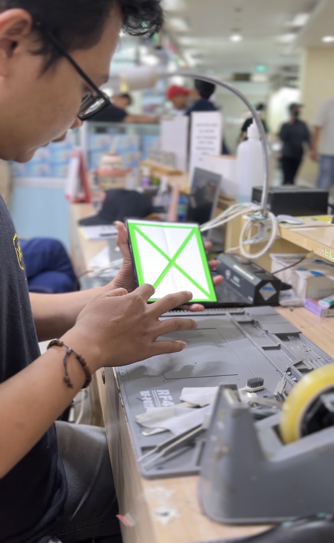 Quality control layar Samsung Z Fold 4 setelah perbaikan di Bengkel Henpon