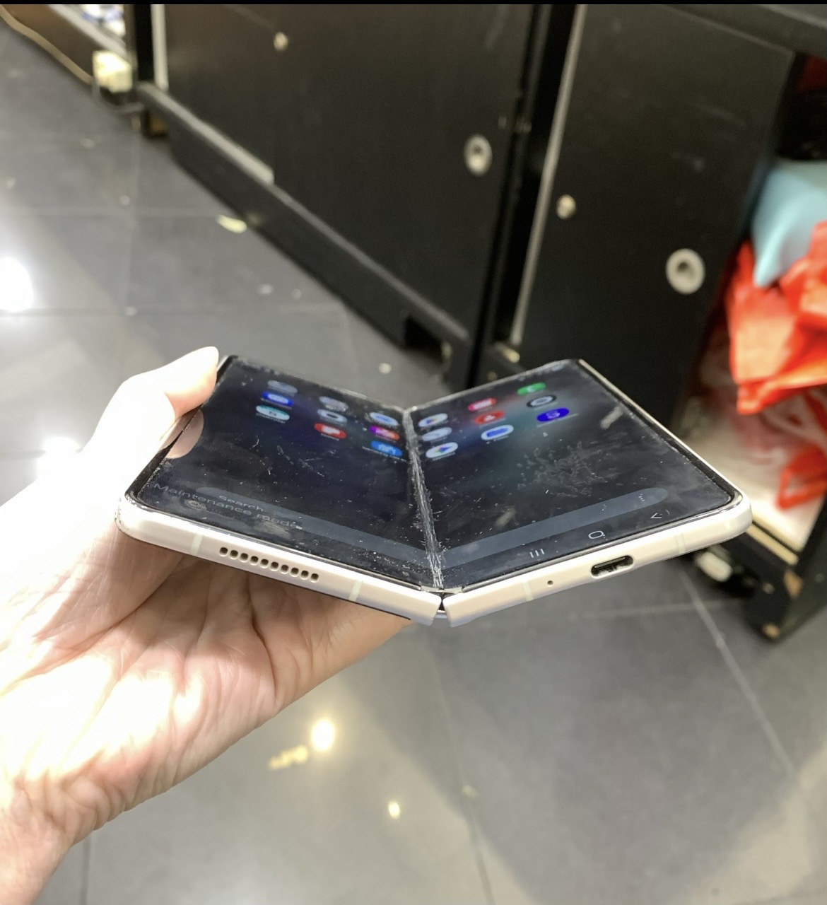 Kondisi awal Samsung Z Fold 4 dengan bukaan engsel tidak penuh