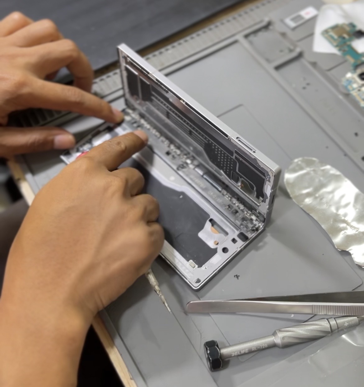 Proses perbaikan area engsel Samsung Z Fold 4 di Bengkel Henpon