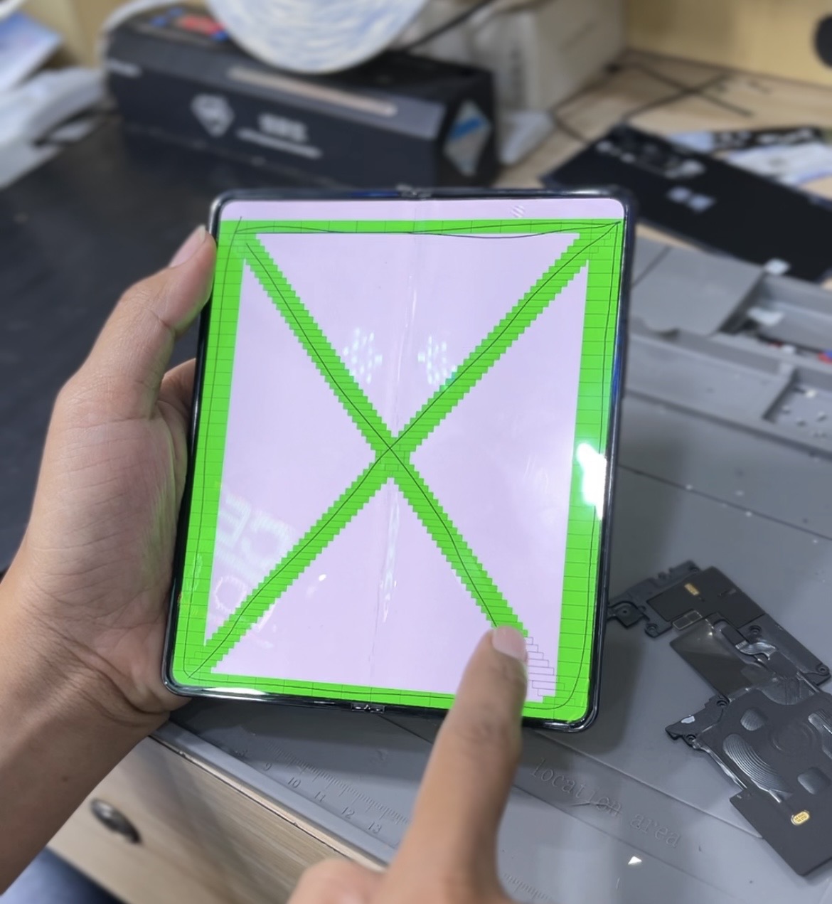 Tes fungsi sentuh Samsung Z Fold 4 setelah perbaikan engsel dengan pola garis hijau