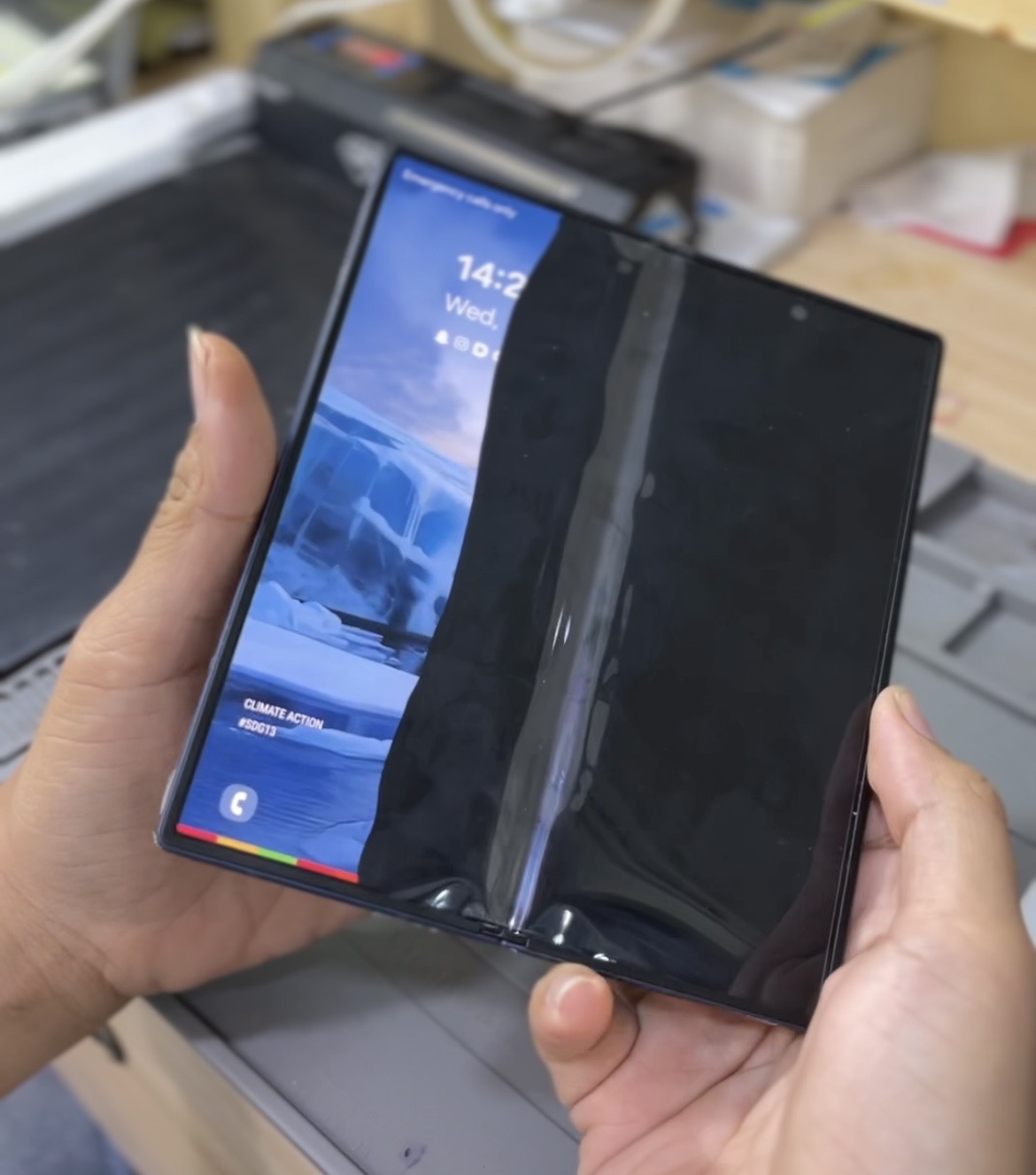 Kondisi awal Samsung Z Fold 6 dengan inner screen bermasalah dan sebagian display gelap
