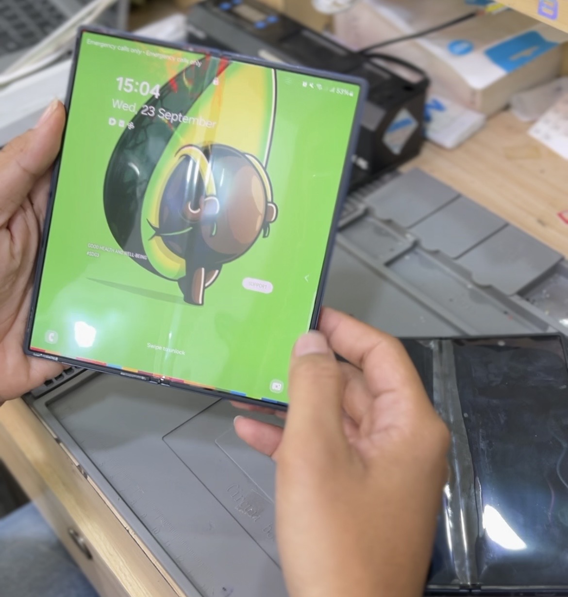 Hasil inner screen Samsung Z Fold 6 kembali menampilkan gambar penuh setelah repair