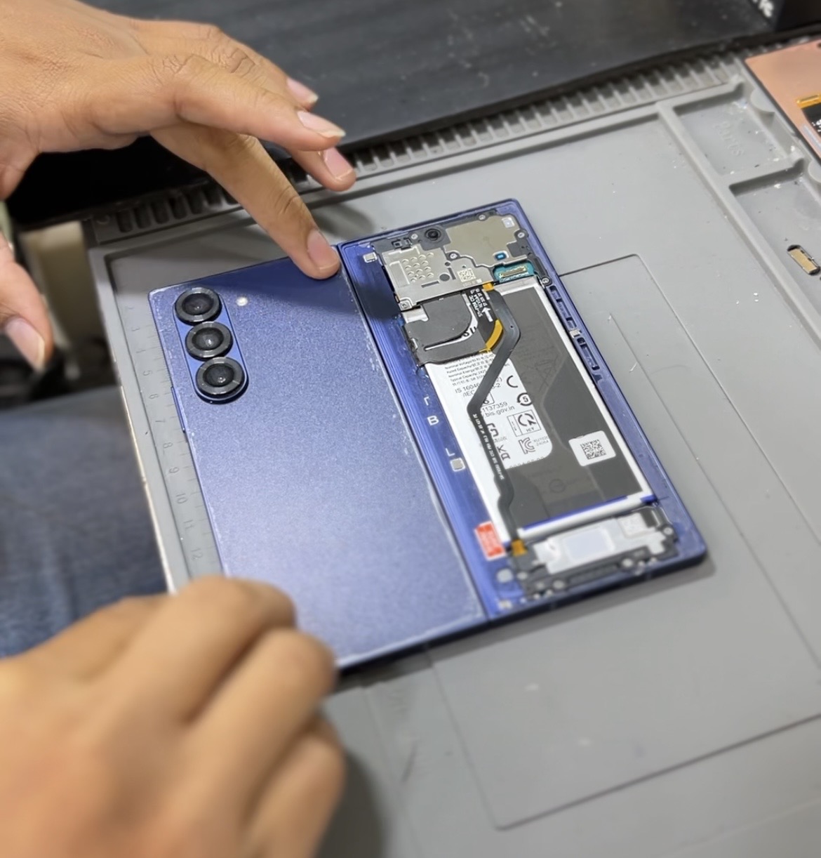 Pemeriksaan internal Samsung Z Fold 6 saat proses repair inner screen
