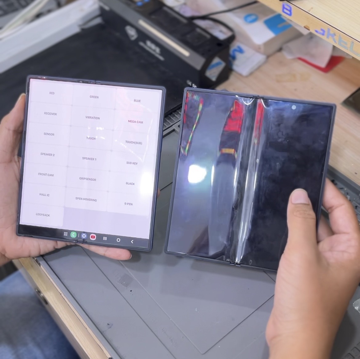 Perbandingan kondisi inner screen Samsung Z Fold 6 saat pemeriksaan di Bengkel Henpon