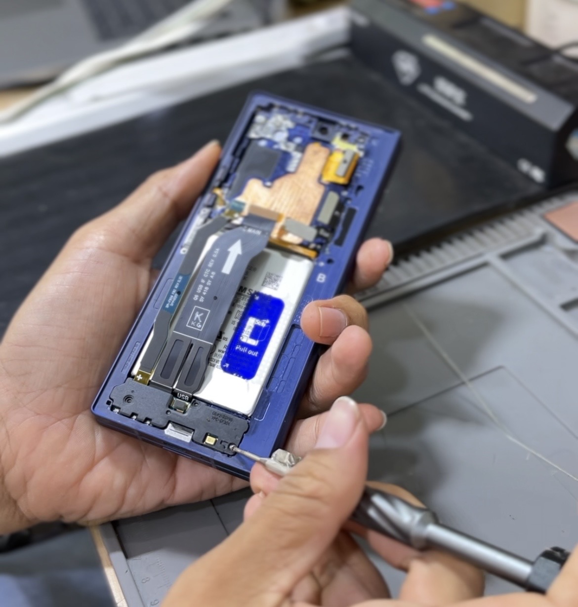 Proses repair inner screen Samsung Z Fold 6 di Bengkel Henpon