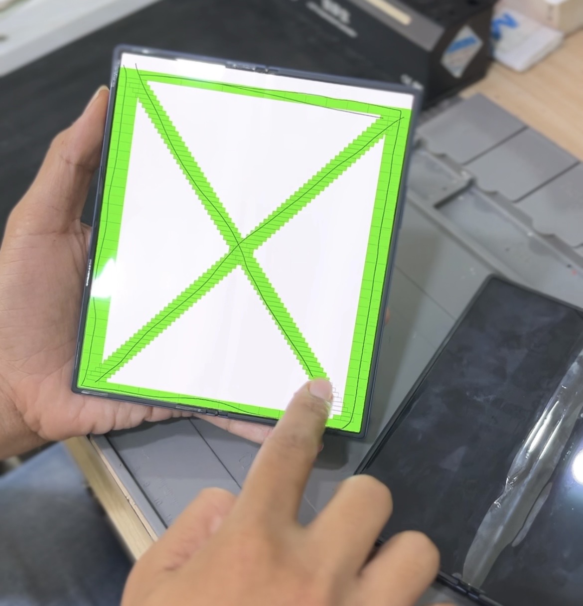 QC fungsi sentuh Samsung Z Fold 6 setelah repair inner screen dengan pola garis hijau